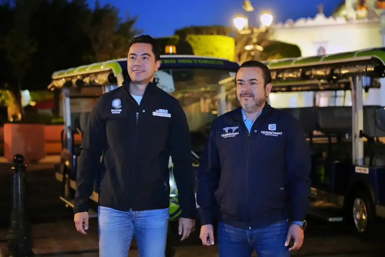 Unidades del transporte eléctrico gratuito circulando por calles del Centro Histórico de Querétaro