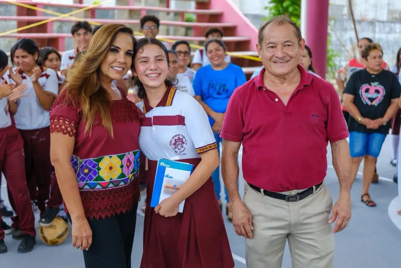 Entrega de domo escolar en Cancún, Quintana Roo