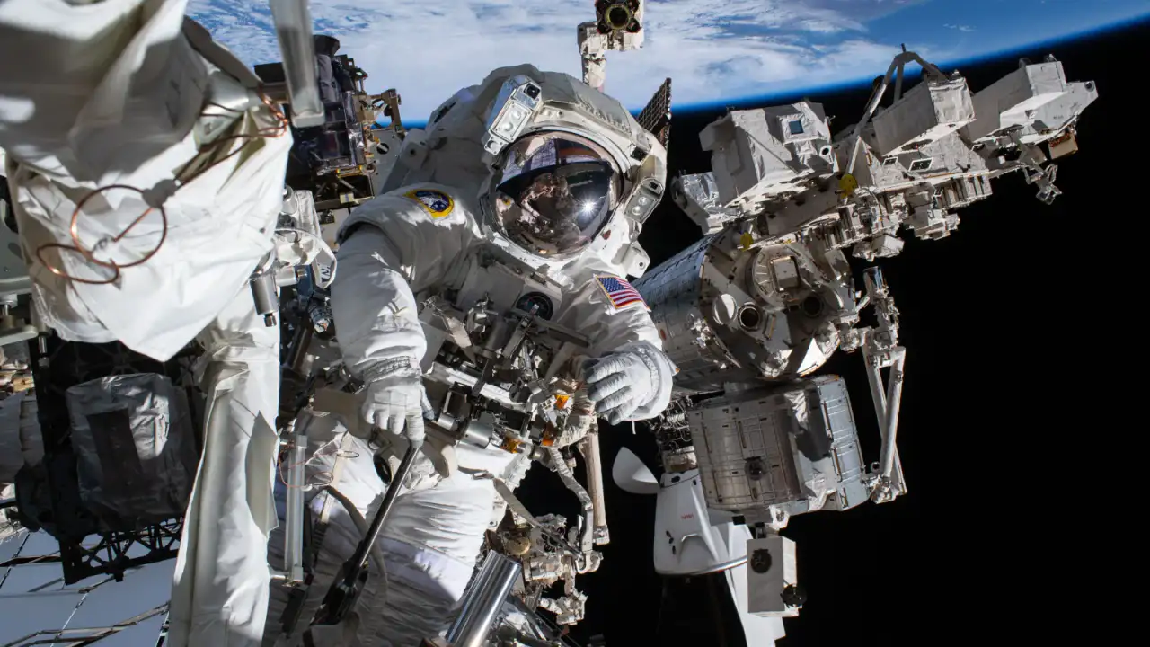 Astronauta de la NASA observando aurora roja desde la cúpula de la Estación Espacial Internacional