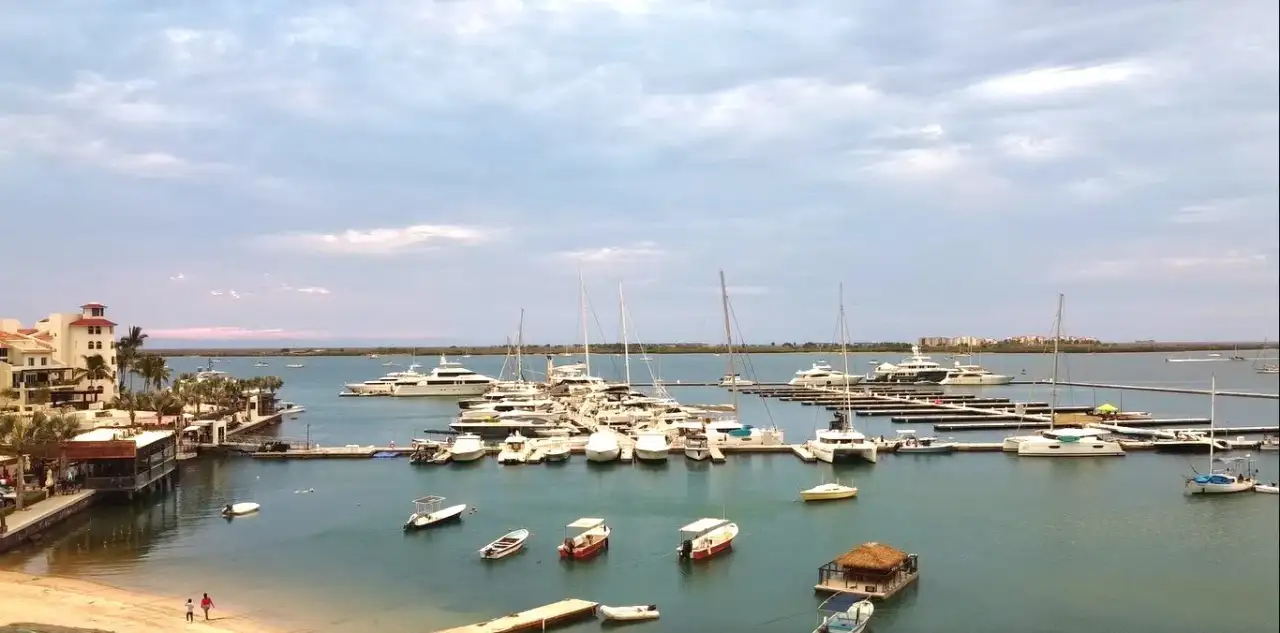 Embarcaciones fondeadas en la bahía de La Paz