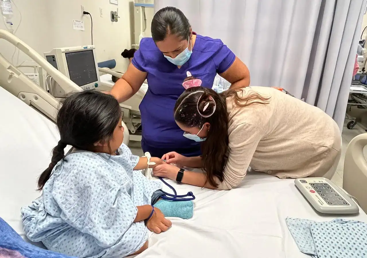 Niña realizando una manualidad en un hospital