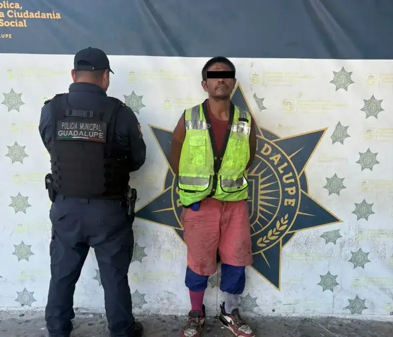 Viviendas con basura acumulada en la colonia Cañada Blanca de Guadalupe