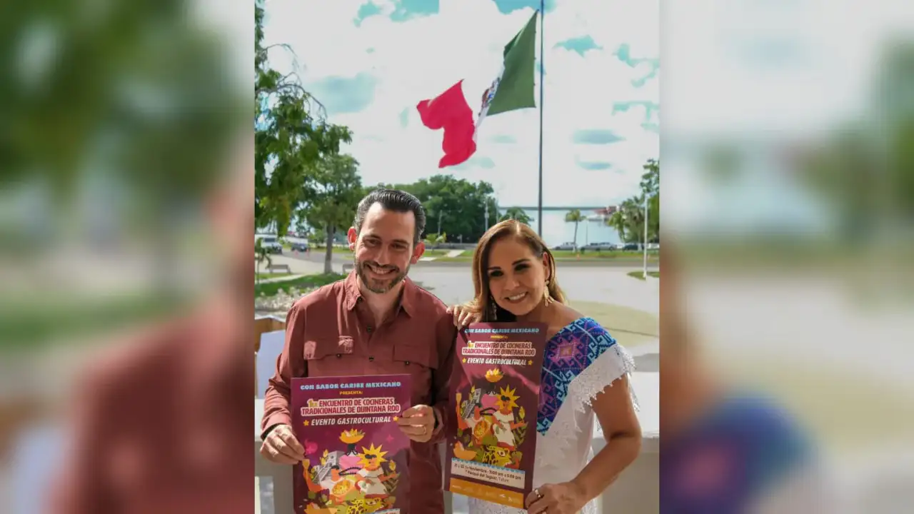 Cocineras tradicionales preparando platillos en un encuentro gastronómico en Tulum