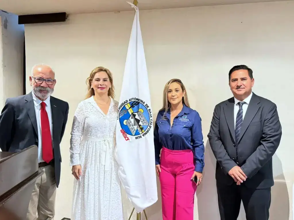 Egresados y autoridades durante una ceremonia de graduación universitaria en Los Cabos