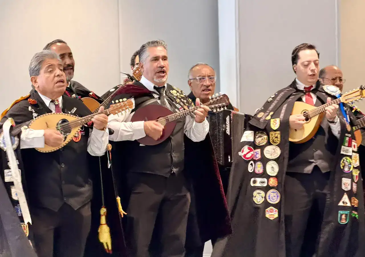 Presentación artística en una plaza pública de Querétaro
