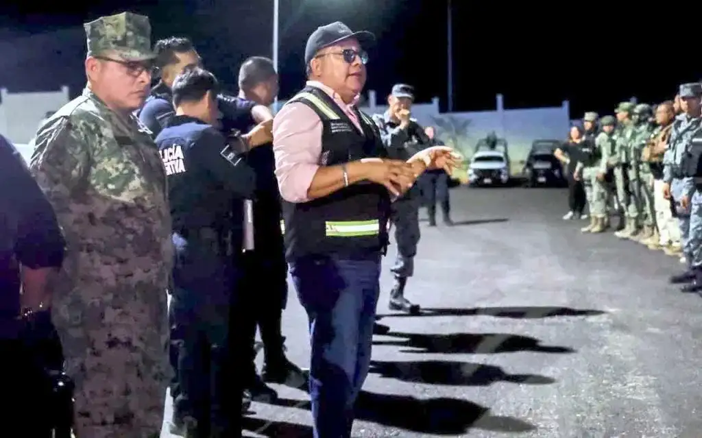 Policías municipales y elementos de Marina durante operativo nocturno en Los Cabos