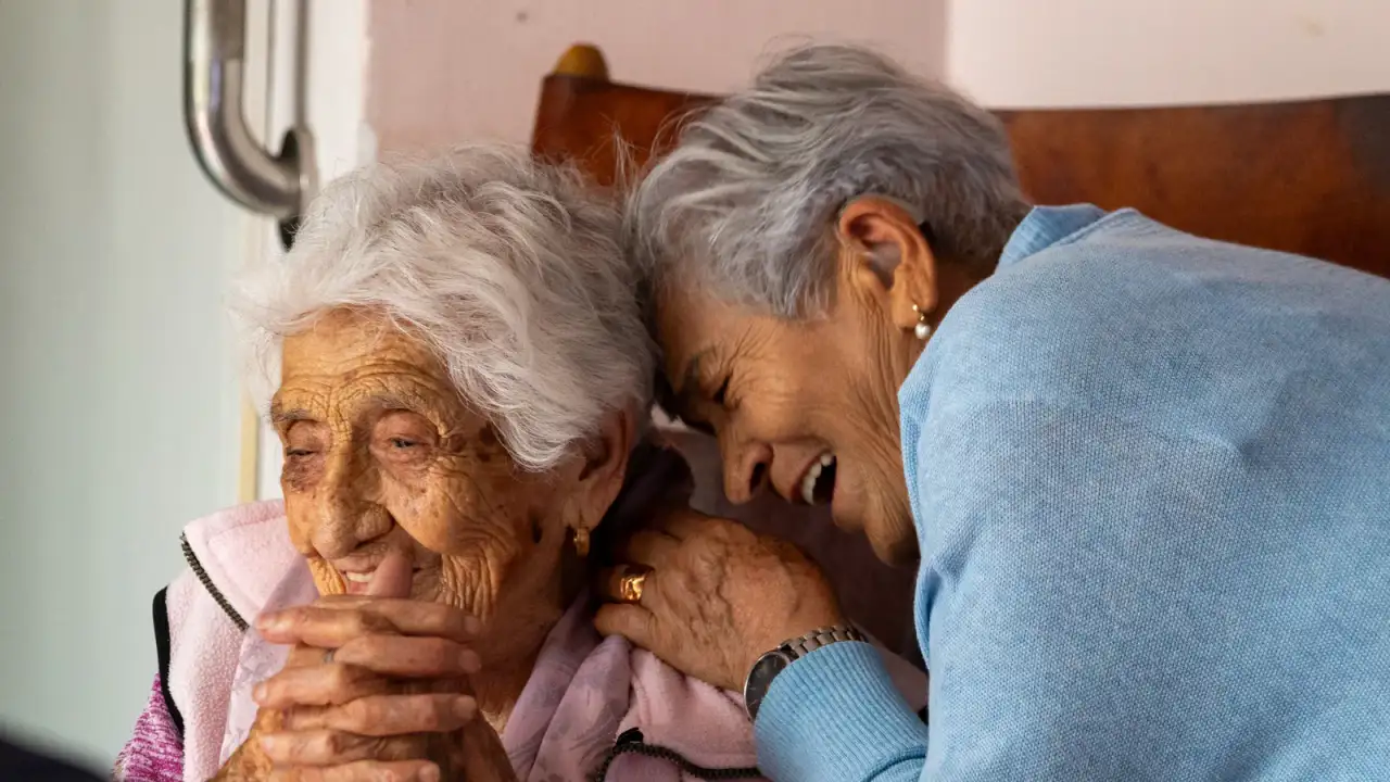 Retrato de una mujer centenaria sonriente en su hogar