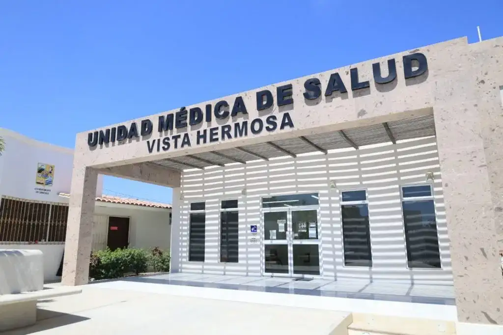 Fachada de unidad médica municipal en Los Cabos con letrero de salud