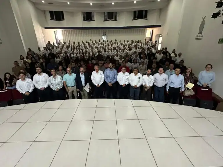 Estudiantes y funcionarios durante una conferencia sobre mediación policial en Culiacán