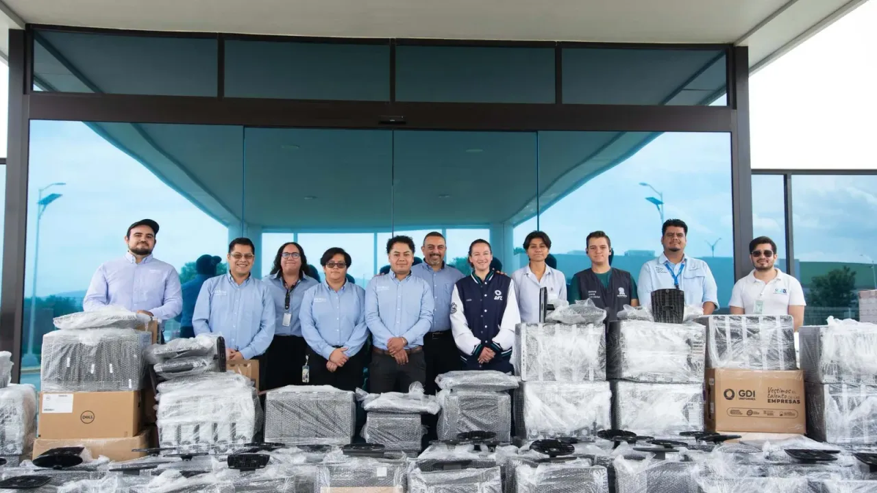 Entrega de equipos de cómputo en la Universidad Tecnológica de León