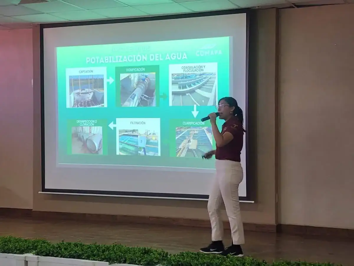Estudiantes en conferencia sobre cuidado del agua en la Universidad Tecnológica de Nuevo Laredo