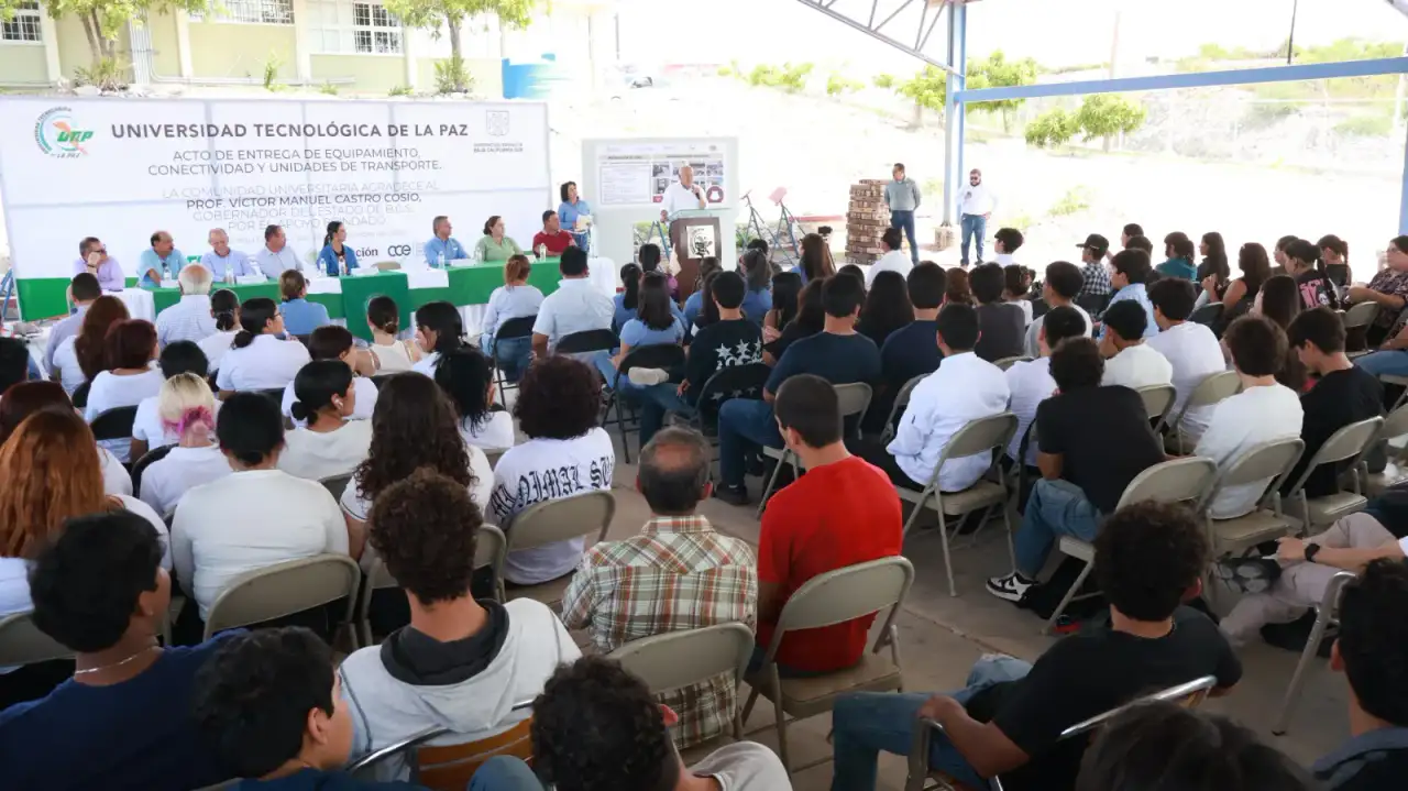 Estudiantes y autoridades durante la entrega de equipamiento en la Universidad Tecnológica de La Paz