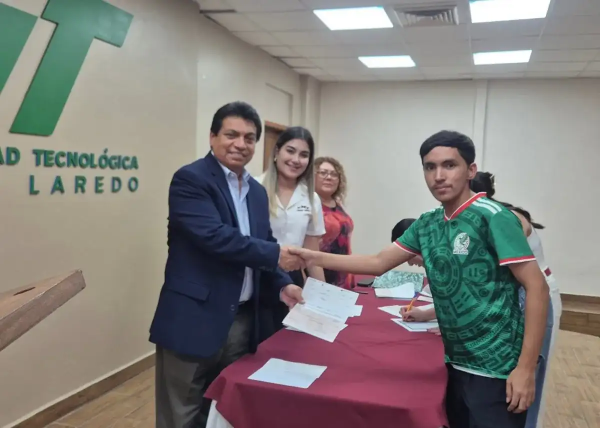 Entrega de becas en Universidad Tecnológica de Nuevo Laredo