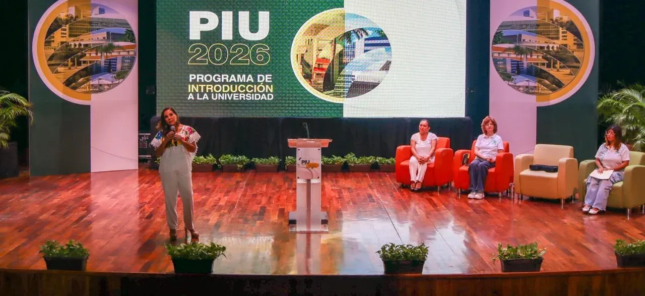 Estudiantes reunidos en la ceremonia de bienvenida de la UQROO en Chetumal