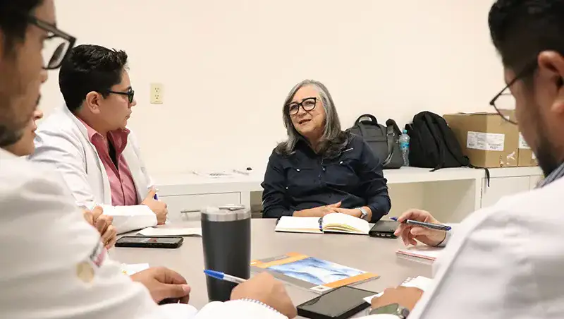 Mujer revisando resultados de mastografía en centro médico