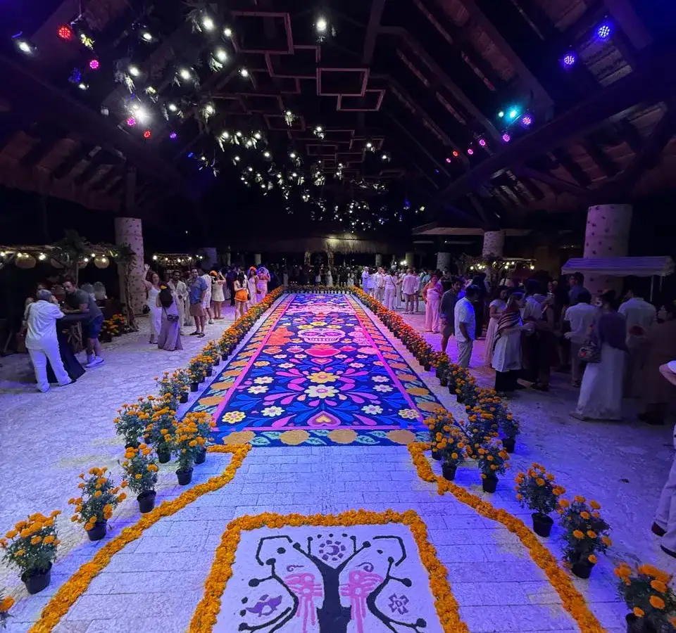 Artesanos elaboran un tapete monumental con flores, aserrín y arena