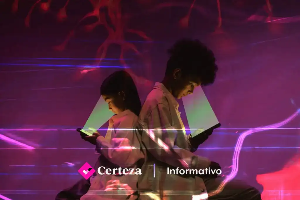 Niña usando un teléfono móvil en un salón de clases