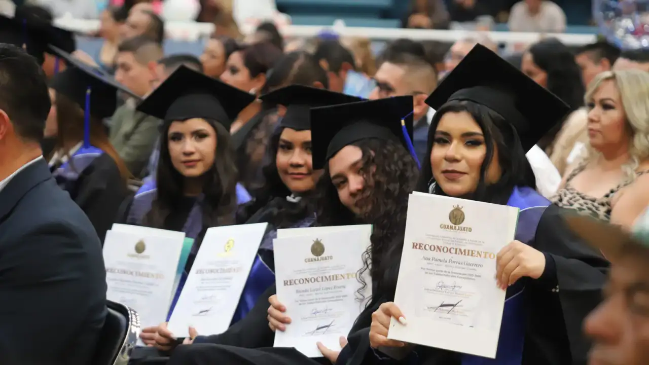 Ceremonia de graduación de Telebachillerato Comunitario en León, Guanajuato
