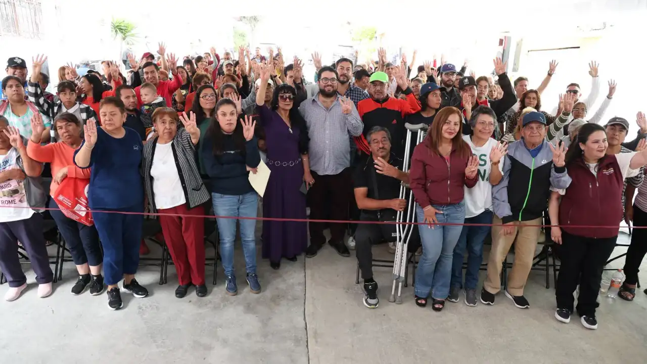 Autoridades y vecinos durante la entrega de la calle reconstruida en Naucalpan