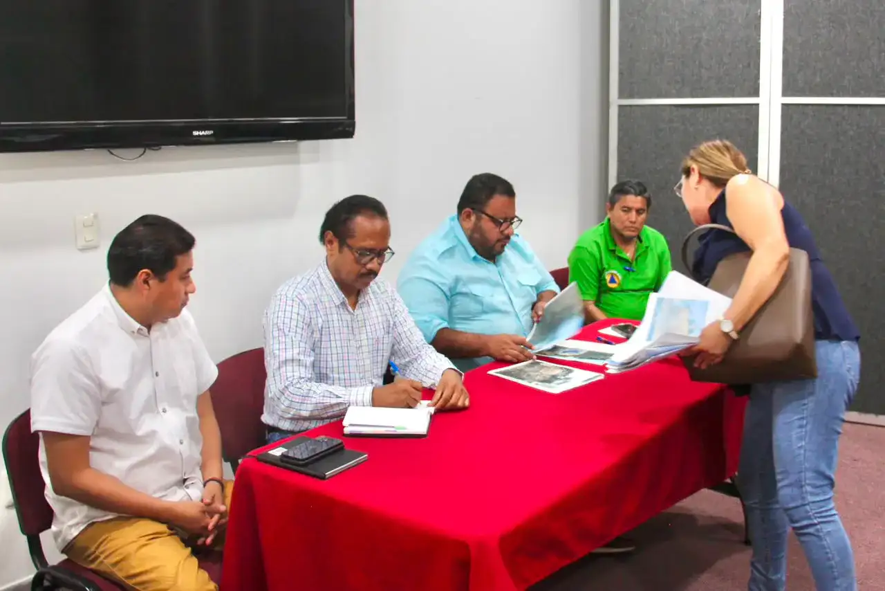 Reunión de vecinos con autoridades estatales y municipales en Acapulco