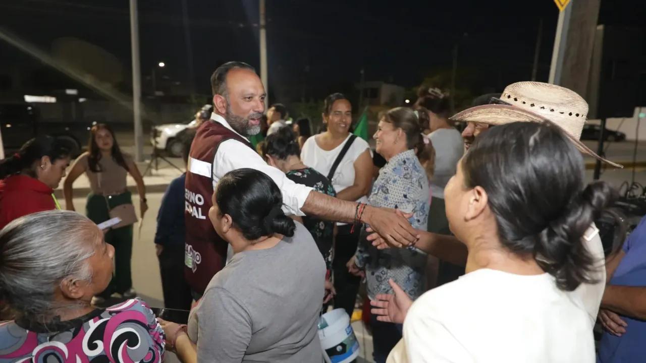 Autoridades municipales y vecinos durante la entrega de la calle pavimentada
