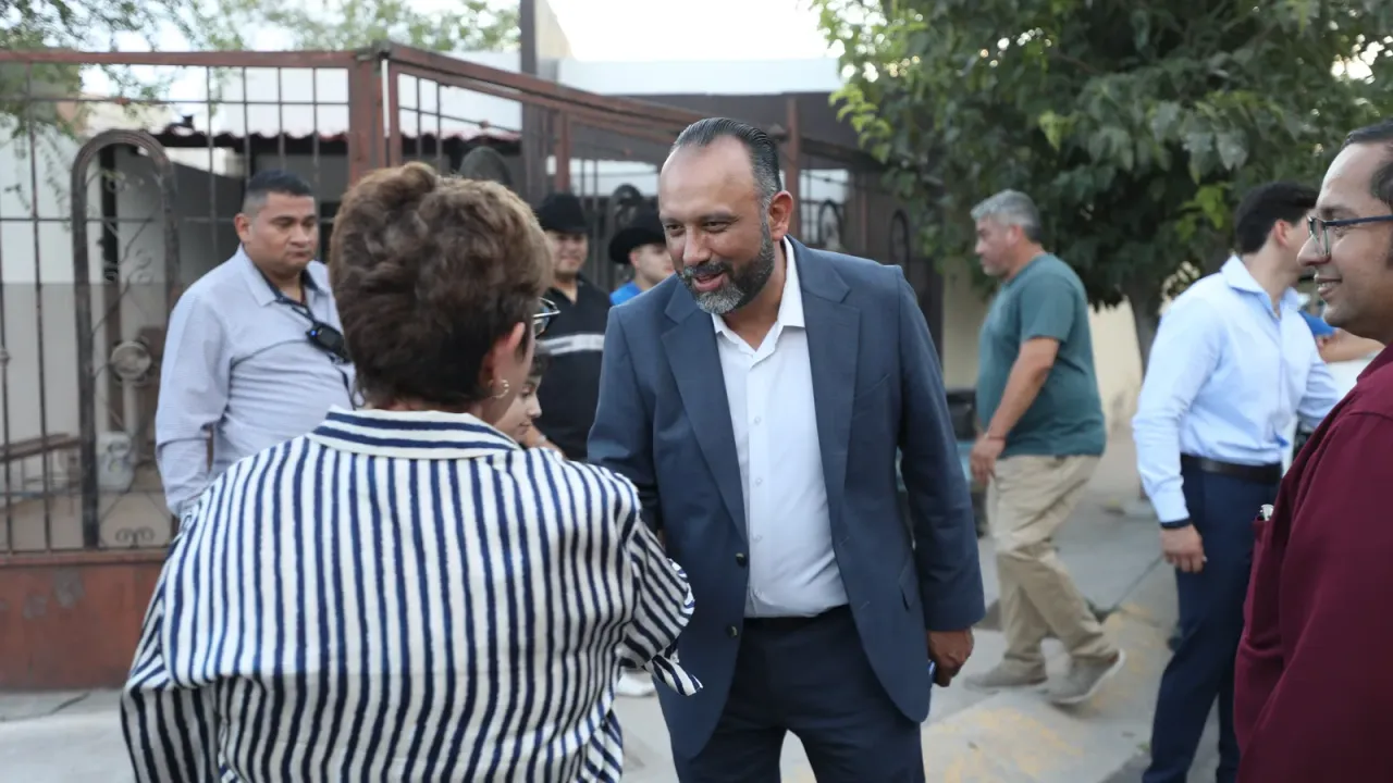 Autoridades y vecinos durante la entrega de la calle rehabilitada en Ciudad Juárez