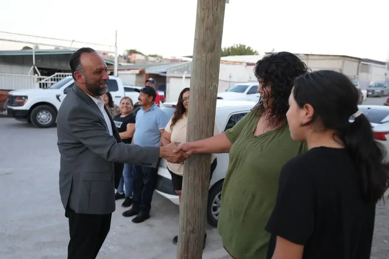 Autoridades y vecinos durante la entrega de la calle pavimentada en la colonia Azteca