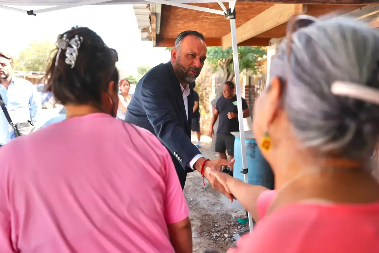 Autoridades y vecinos durante la entrega de obra de pavimentación en colonia Héroes de la Revolución, Ciudad Juárez