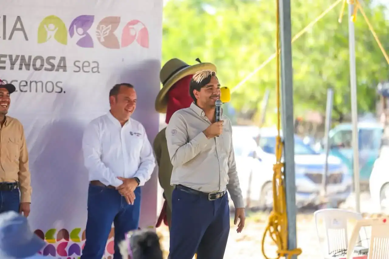 Alcalde Carlos Peña Ortiz con vecinos en evento de clausura del programa Acción y Conciencia