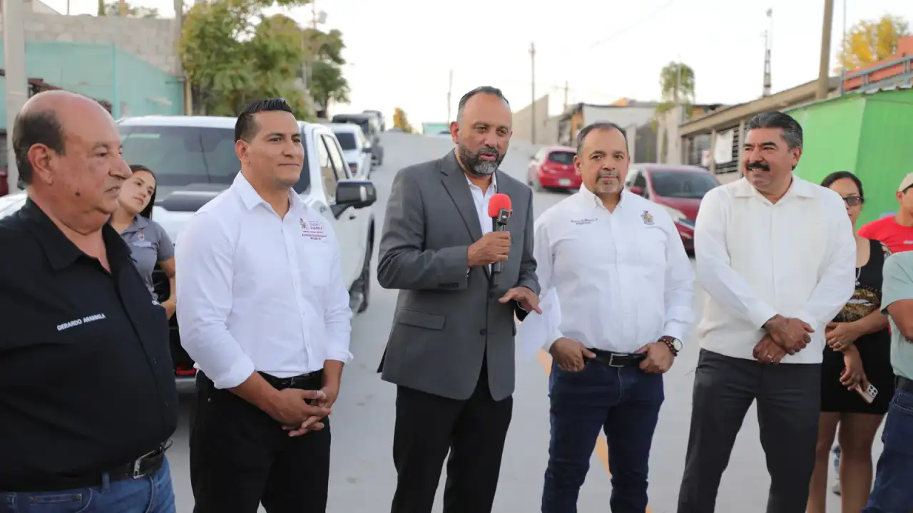 Autoridades y vecinos durante la entrega de la calle pavimentada