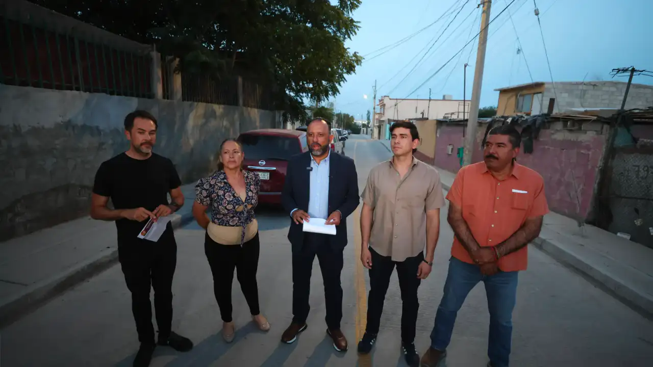 Vista de la calle Francisco Villa recién pavimentada con concreto hidráulico, con banquetas y señalización.