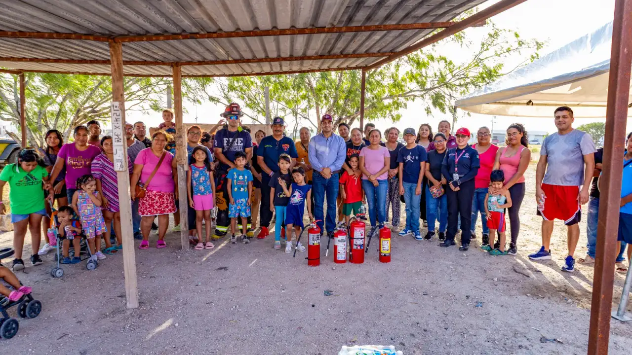 Vecinos reunidos en capacitación de protección civil en colonia San Francisco, Reynosa