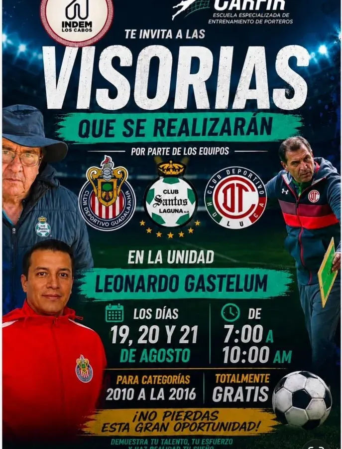 Jóvenes futbolistas en una cancha durante una visoría