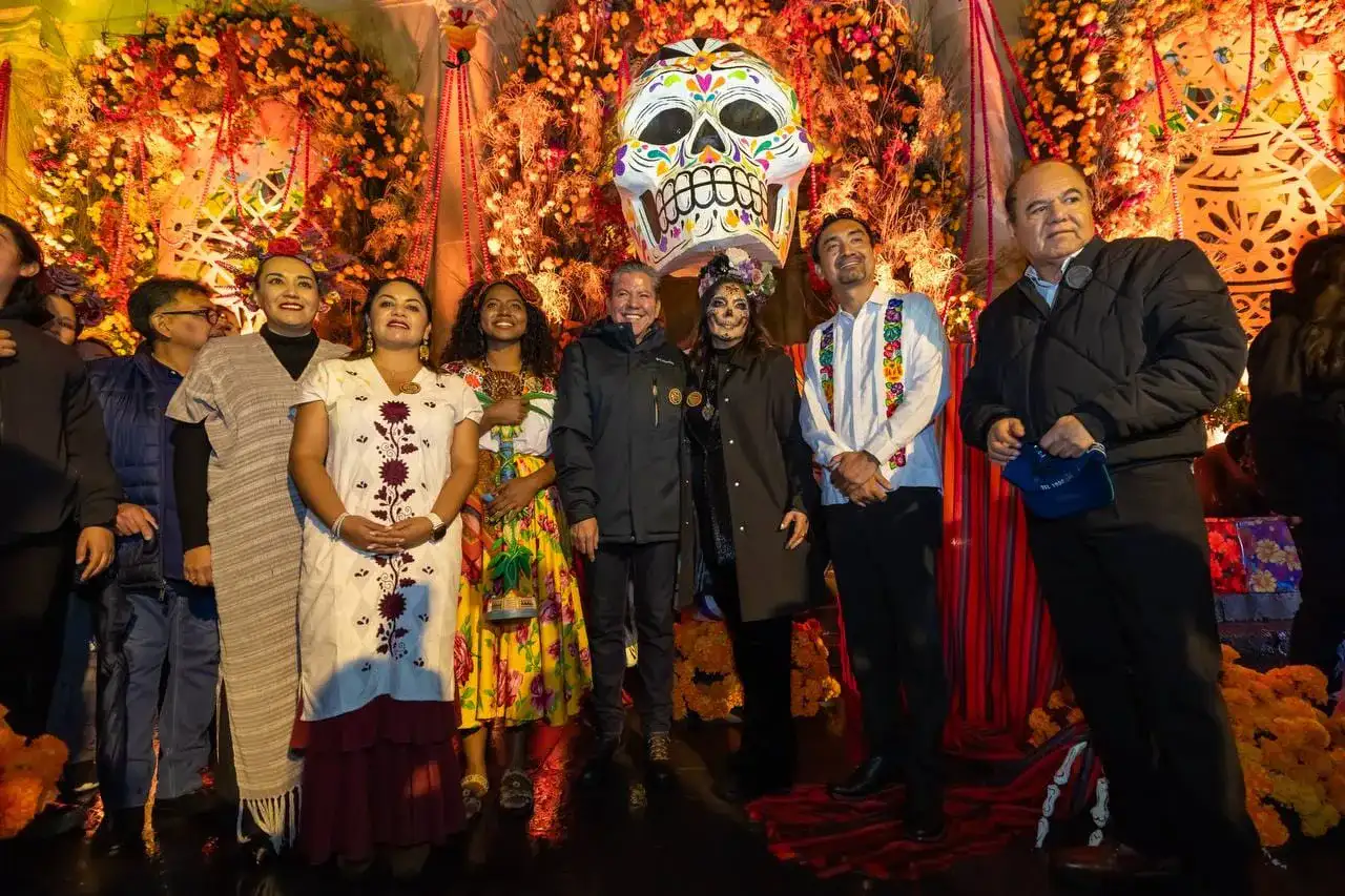 Personas recorren fachadas decoradas del Centro Histórico de Zacatecas durante el festival