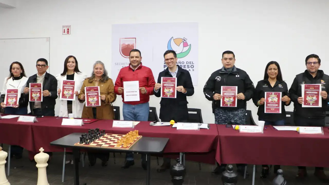 Estudiantes durante un torneo de ajedrez en un recinto estatal