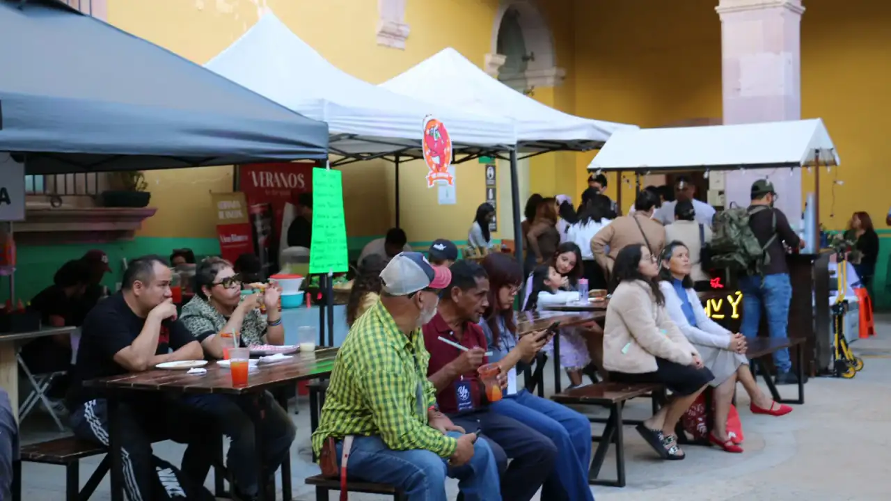 Cartel del Bazar Creativo Zacatecas con diseño colorido y fecha