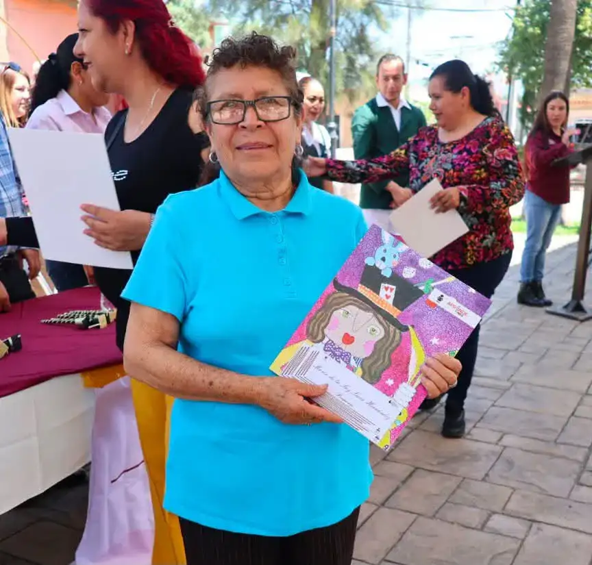 Personas adultas en una sesión de alfabetización o educación básica en Zacatecas