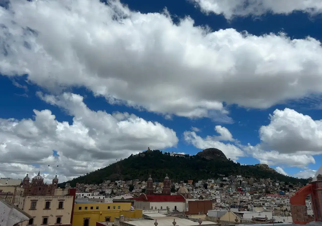 Calle con acumulación de agua por lluvia en una ciudad de Zacatecas