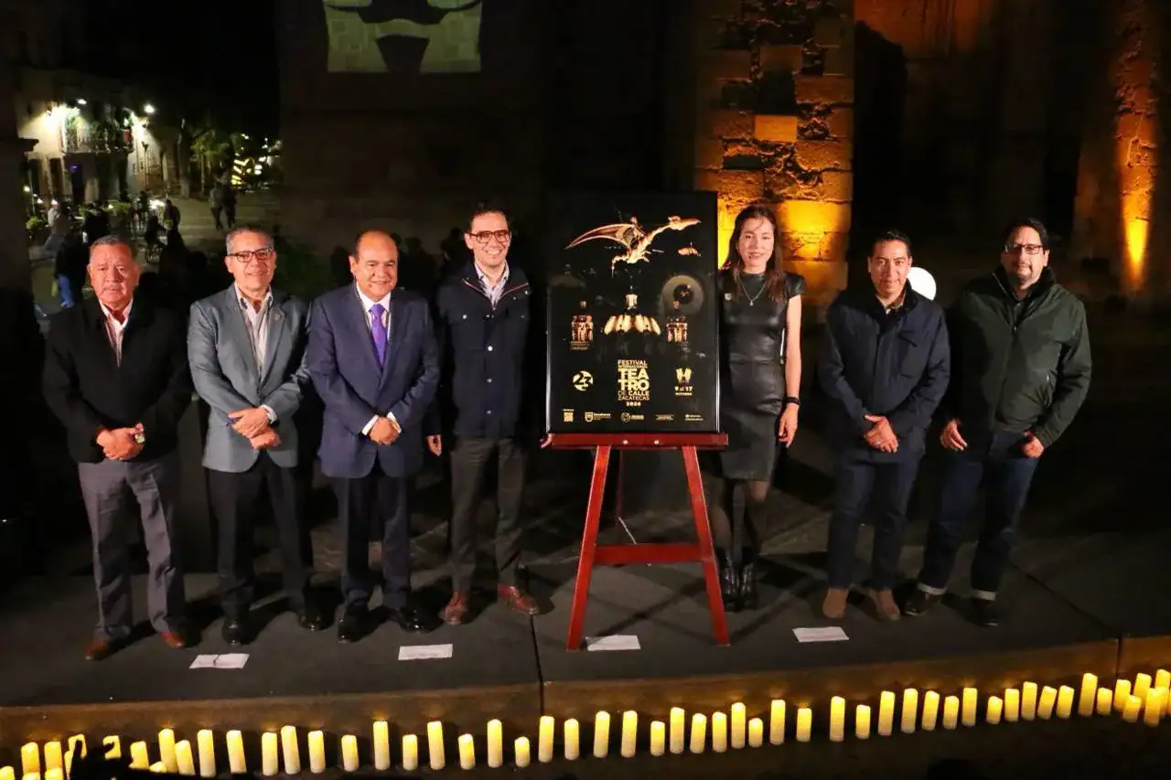 Espectáculo de teatro de calle en una plaza del Centro Histórico de Zacatecas