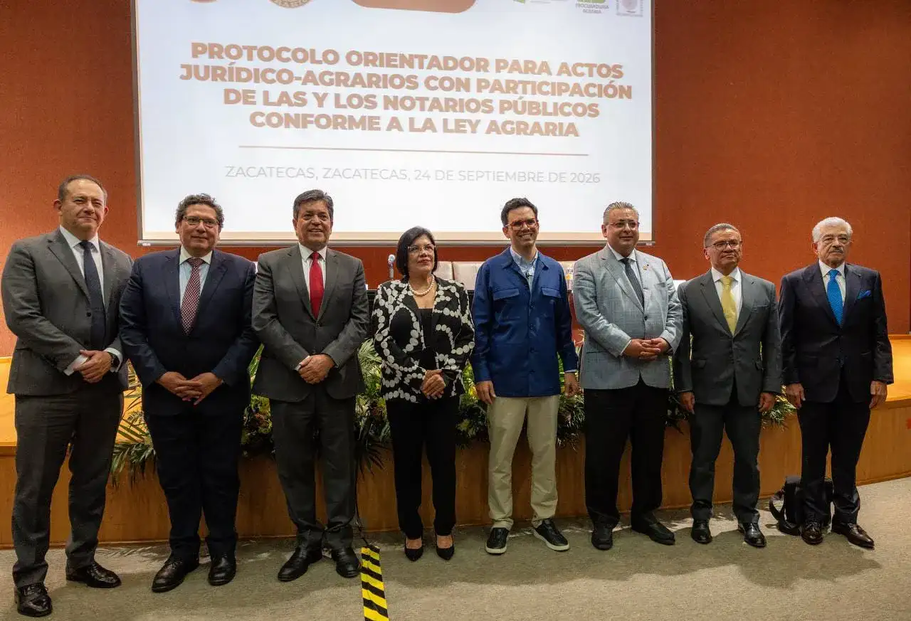 Autoridades y notarios durante la presentación del protocolo agrario en Zacatecas
