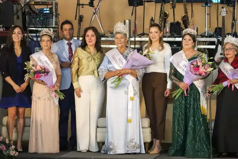 Adultos mayores bailando en un evento conmemorativo