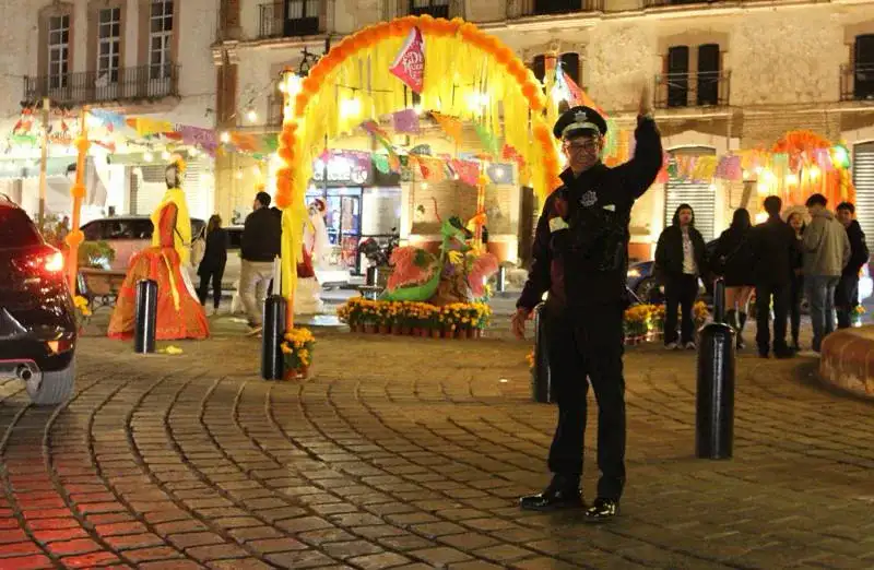 Calles del Centro Histórico de Zacatecas con tránsito vehicular y peatonal