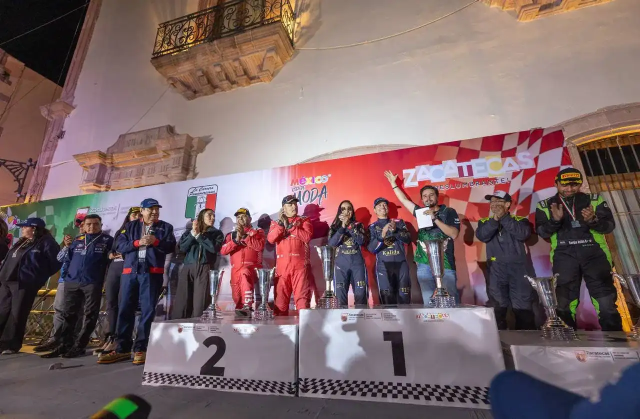 Automóviles de competencia frente a la Catedral de Zacatecas durante la Carrera Panamericana