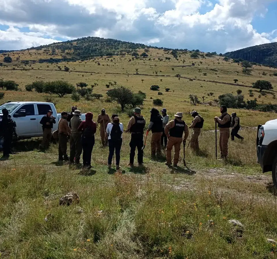 Equipos de búsqueda y colectivos durante un operativo en una zona urbana de Zacatecas