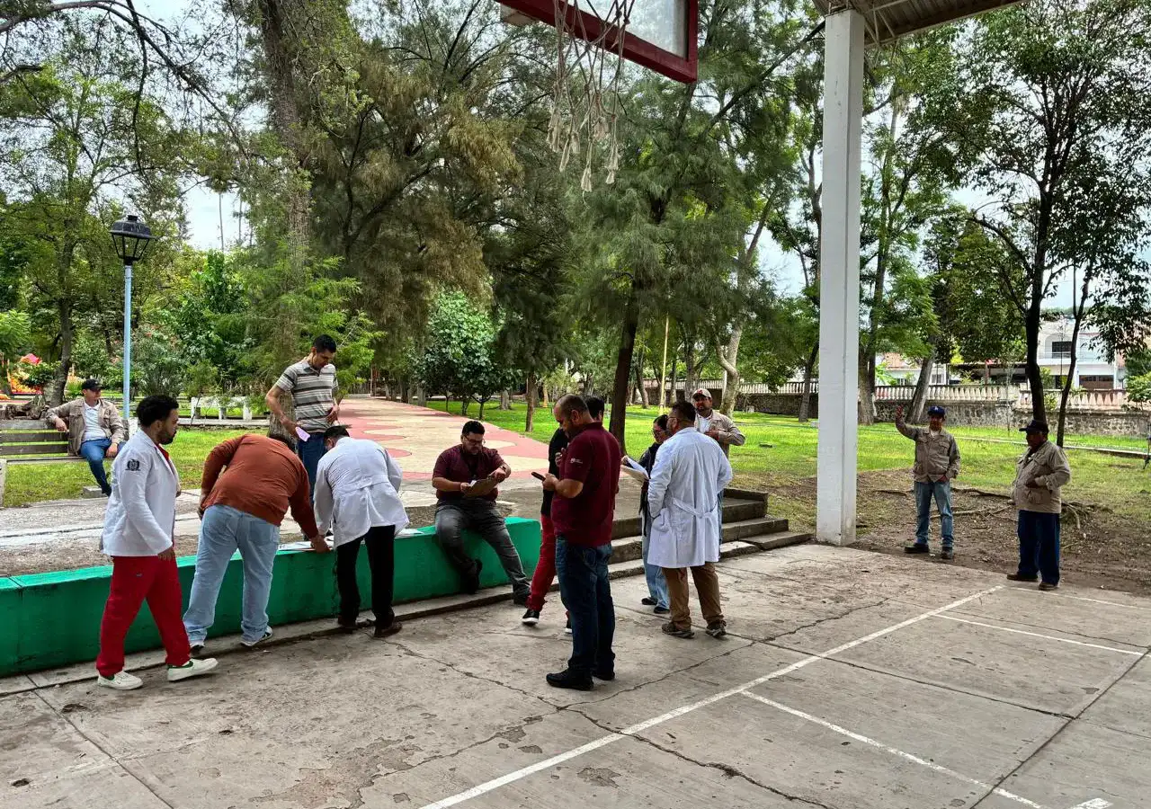 Personal de salud realizando labores de fumigación y control de criaderos de mosco en una vivienda