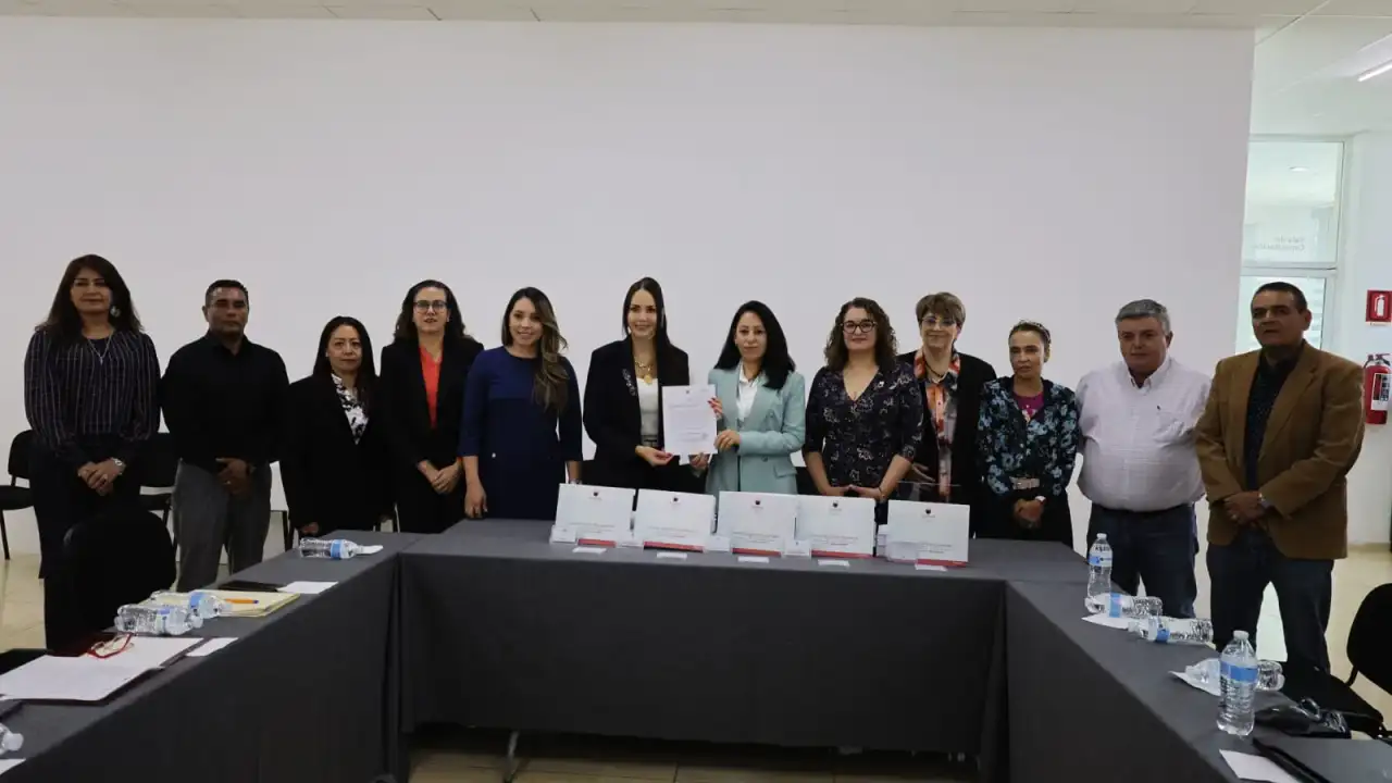 Documento oficial sobre una mesa con el logotipo del gobierno de Zacatecas