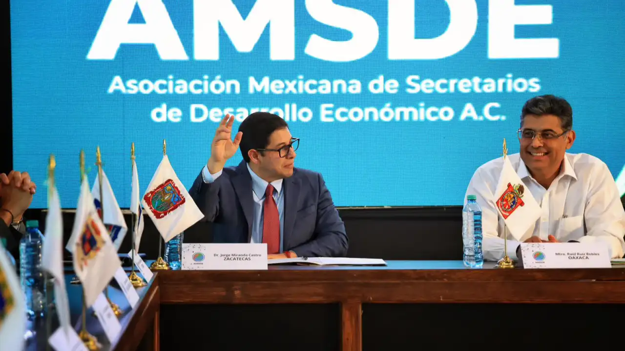 Funcionarios de Zacatecas en asamblea de la AMSDE