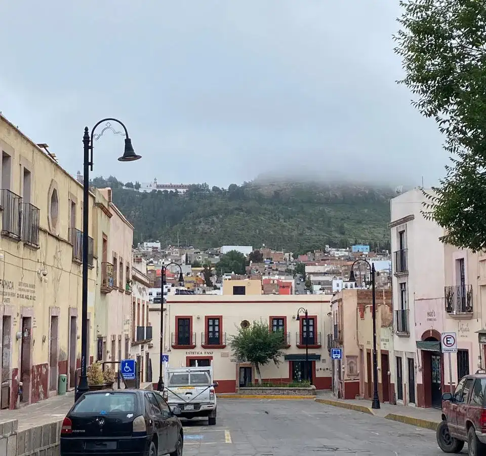 Vista de lluvia sobre calles de Zacatecas con nubes grises