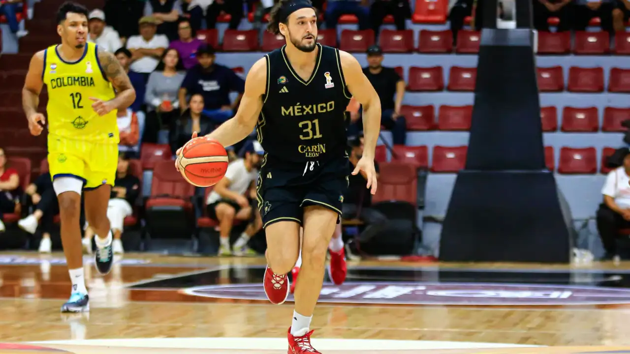 Aficionados llenan el Gimnasio Marcelino González durante el partido de basquetbol entre México y Colombia