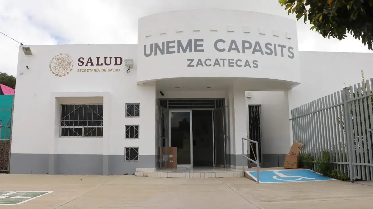 Exterior de una unidad médica UNEME CAPASITS en Zacatecas
